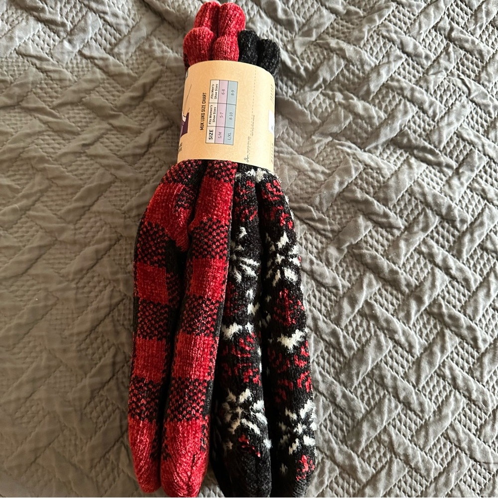 Muk Luks Cabin Cozy  Red and Black Winter Socks 2 Pack NWT - Picture 5 of 9